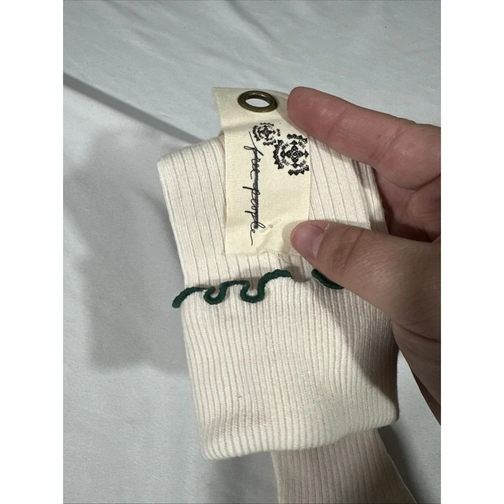 NEW Free People Womens Knee High‎ Ribbed Classic Ruffle Lettuce Trim Socks T2154